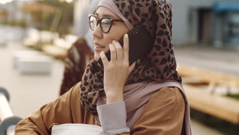 Mujer-De-Oriente-Medio-Hablando-Por-Telefono